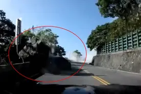 台湾地震生死瞬间：汽车遭滚落巨石包夹 30秒极速倒车逃生图片