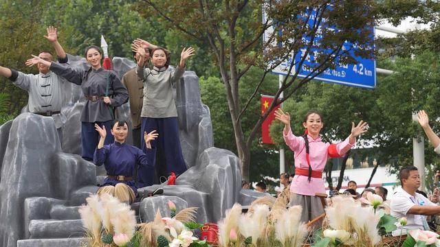 “比过年还热闹！”武汉花车巡游吸引十万游客见证“河山锦绣”