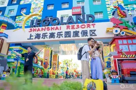 太火爆！开园1小时涌入7500人，有人从香港飞来！“大飞车”排队超90分钟，游客：遮挡不够，热化了图片