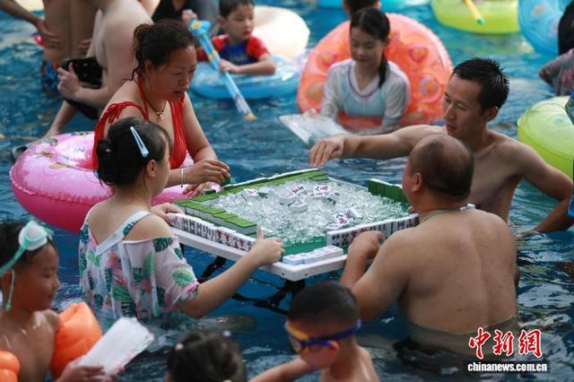 重庆：“秋老虎”发威 水上乐园开启“下饺子”模式