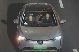 男子闯红灯让女友“代扣6分”被处罚：自己需要开车通勤图片