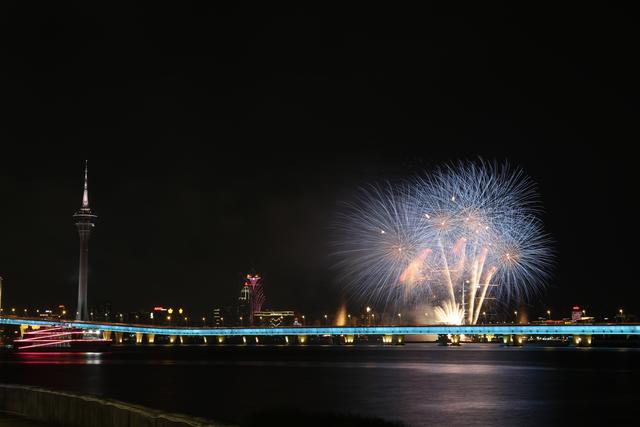 金色焰火点亮夜空，澳门国际烟花汇演首夜惊艳亮相