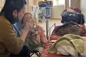 妈妈带患癌孩子就医，超市老板反向打工，结局太暖心图片