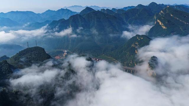 河北承德：浩瀚云海 壮美兴隆山