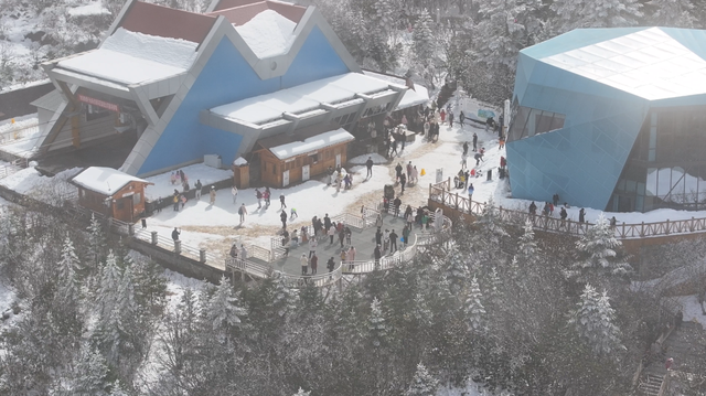 游客接待量同比增长394.36%！四川首个秋假激活海螺沟景区秋冬亲子游！