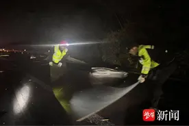 险！沪武高速上70片钢板撒了一公里图片