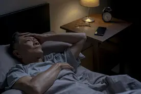 睡不着，就不要硬睡了图片