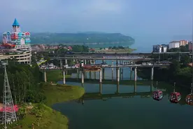 三峡库区持续蓄水！美心红酒小镇现秋日美景图片
