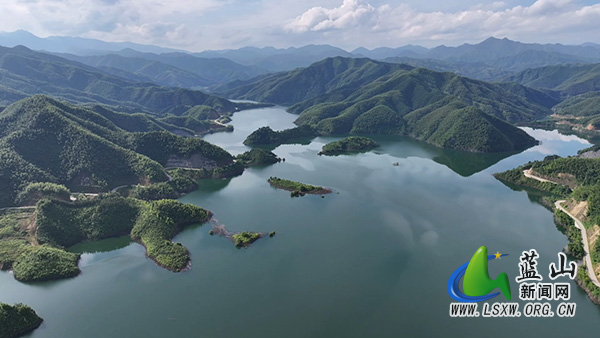 蓝山县毛俊水库：晨光映碧水 镜面展清辉