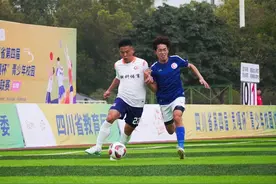 12支球队在绵角逐“贡嘎杯”足球高校男子组冠军图片