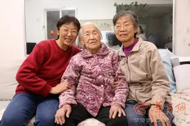 百岁奶奶的“花”样人生： 爱唱歌喜欢花 运动追剧刷视频图片
