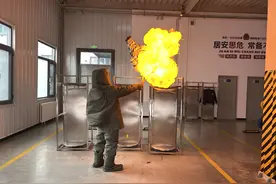 非法制售氢气行为频现，通州消防实测氢气球遇明火易轰燃伤人图片