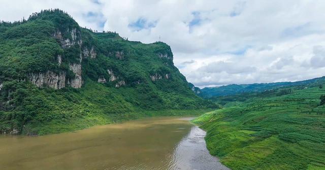盘州新民：出水洞出水成瀑