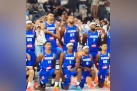 🤣他也干了！戈贝尔站文班身旁偷偷踮起了脚尖🦶🏾图片