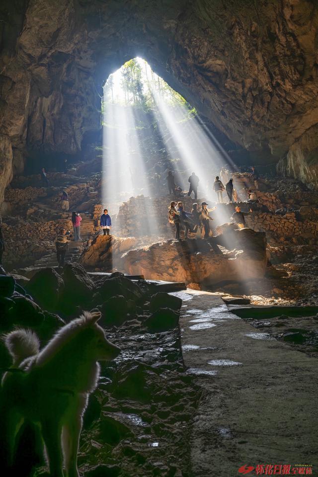 图说怀化｜鹤城黄岩金鸡洞内现“光瀑”奇观