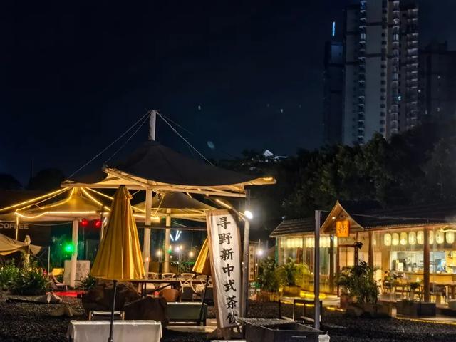 从夕阳西沉到夜幕降临，海风正把防城港这些沙滩酒吧的故事吹向你~