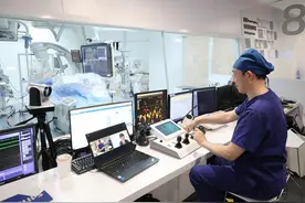 国产机器人上手术台  30分钟内为高龄患者做心脏微创手术图片