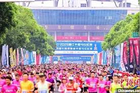 15000名跑友沿湘江奔跑 用脚步丈量长沙春日画卷图片
