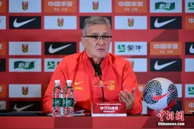 中国男足新任主教练：球员在不断进步 有信心面对挑战图片