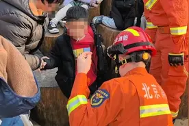 男童腿部被卡进木桩缝隙 北京大兴消防助力脱困图片
