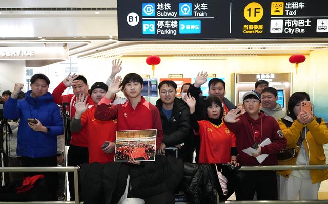 （体育）足球——U23国足抵达北京
