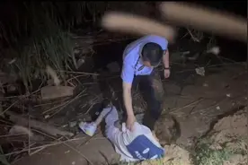小伙意气用事跳进湖中，是他不舍不弃救回图片