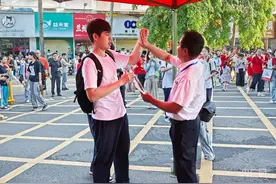 我的高考丨高考首日  海南家长花式送考图片