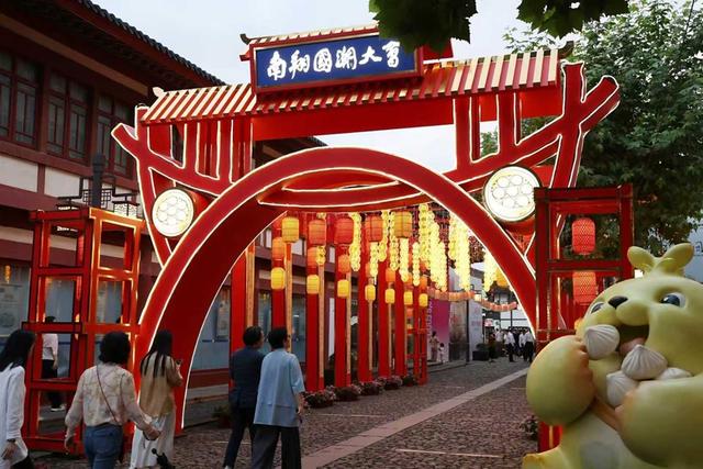 吃小笼、逛古镇、看灯会、品国潮！2025年南翔国潮大会开幕