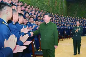 习近平在视察空降兵军时强调 全面加强练兵备战 提高空降作战能力 努力建设一支强大的现代化空降兵部队图片