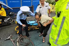老人突发意外昏倒路边，民警巧用一颗糖化险为夷图片