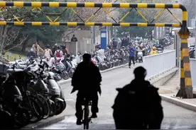 共享单车、电动自行车“围堵”在地铁站周边丨城市体验官图片