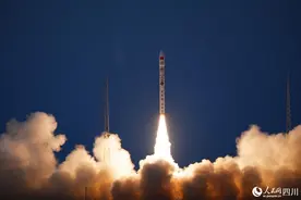 四川资阳，从果树尖走向太空图片