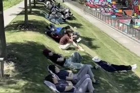 上海一阶梯草坪成“打工人午休圣地”，管理方：其实是球场看台图片