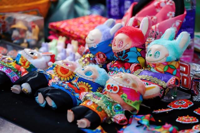 银饰叮当作响，彩衣摇曳生姿 泉州惠安崇武古城暑期“趣玩月”启幕
