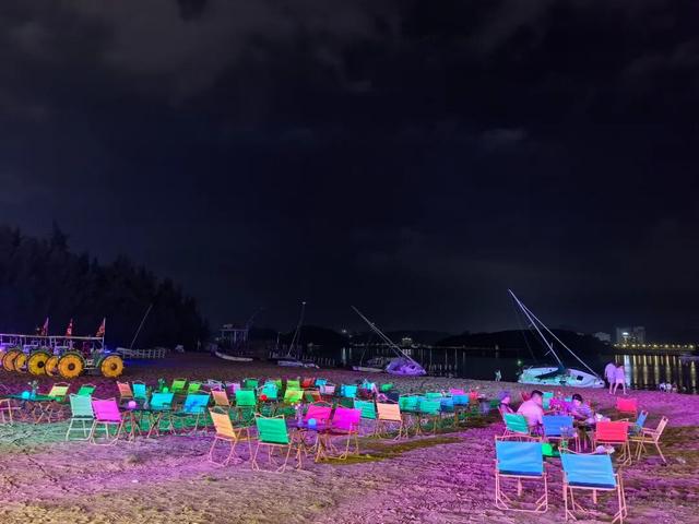 从夕阳西沉到夜幕降临，海风正把防城港这些沙滩酒吧的故事吹向你~