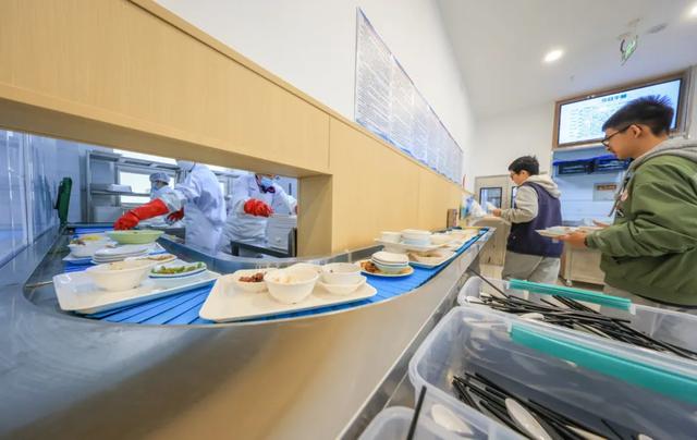告别校外供餐!北京所有中小学明年底将实现校内食堂供餐