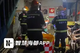 太吓人！平潭一村民家中惊现银环蛇！消防紧急处置图片