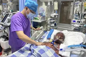 差点丧命！男子带伤切猪肉被感染，全食长满瘀斑图片