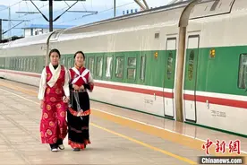 “Z世代”藏族姑娘盼香格里拉通火车：想带91岁太奶奶乘车看世界图片