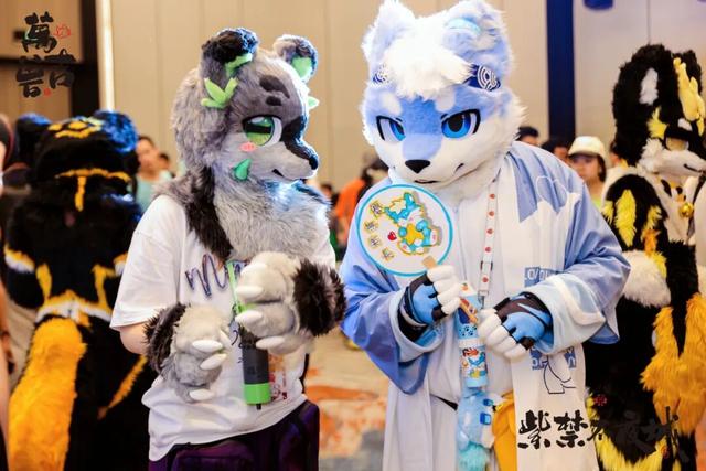 披上「兽装」的年轻人，享受不露脸的社交