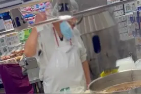 拍客｜熟食区厨师用汤勺尝味又放回被指不卫生 超市：如属实会严厉处罚图片