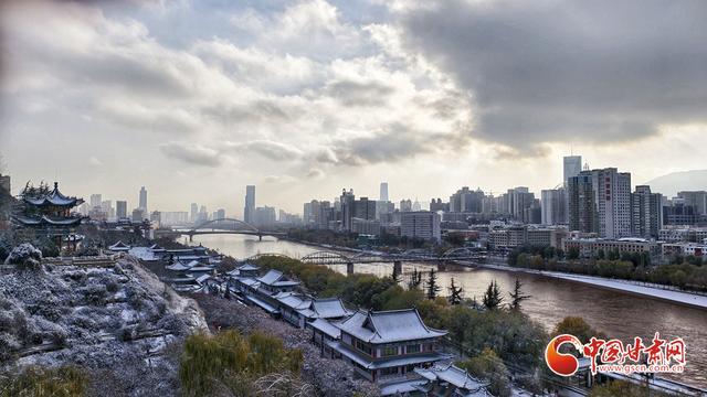 初雪漫兰州：中山桥畔银装展 白塔山下雪意浓