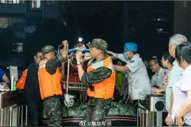 桂林连续强降水，武警官兵转运受困群众图片
