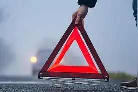 只是因为在车流中多看了你一眼……图片