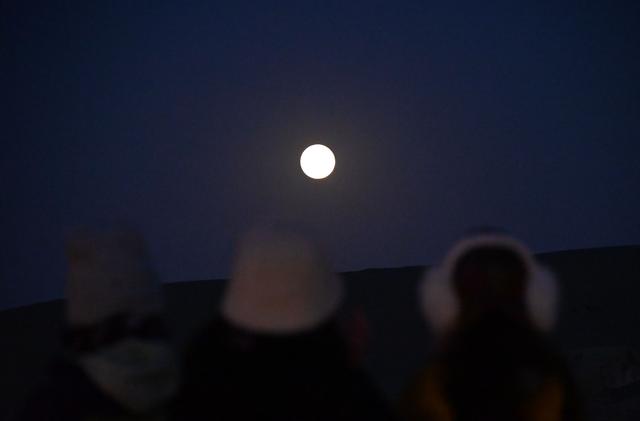 敦煌：明月映大漠