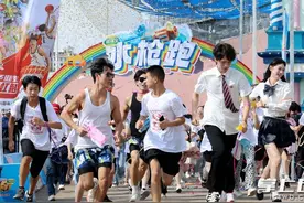 组图｜昨日战考场今日过水门 长沙千名初中毕业生水上狂欢挥洒青春图片