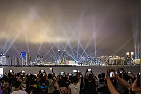 杭州亚运｜奥体中心“大莲花”灯光秀：璀璨夺目，静候嘉宾图片