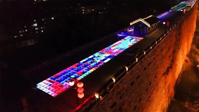 白天是南京，夜晚是金陵