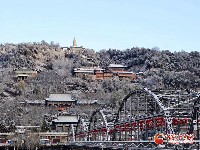 初雪漫兰州：中山桥畔银装展 白塔山下雪意浓