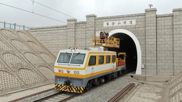 铁道风景线丨寒冬里的“机甲战车”
